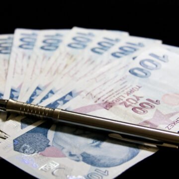 Kademeli emeklilik teklifleri TBMM gündeminde tartışılmaya devam ediyor. TBMM genel kurul salonunda kürsü ve milletvekilleri