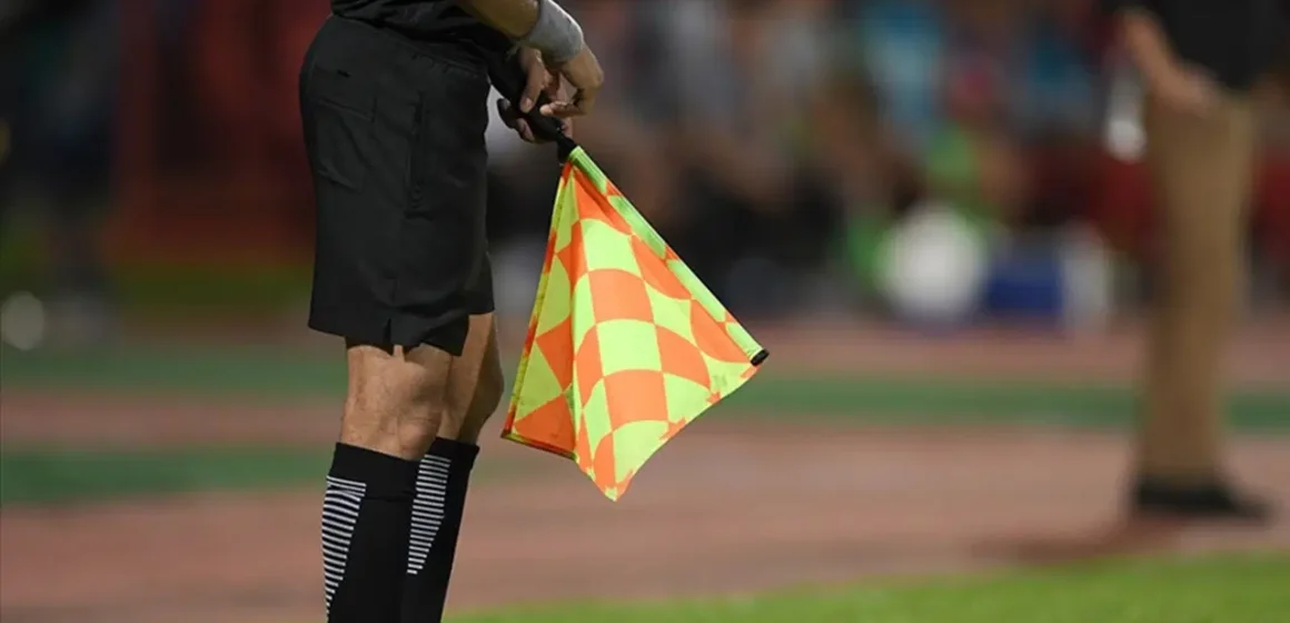 Taçtan gelen topun ofsayt kuralıyla ilişkisi, IFAB düzenlemelerine göre değerlendiriliyor. Taç atışı kullanan futbolcu ve yardımcı hakem