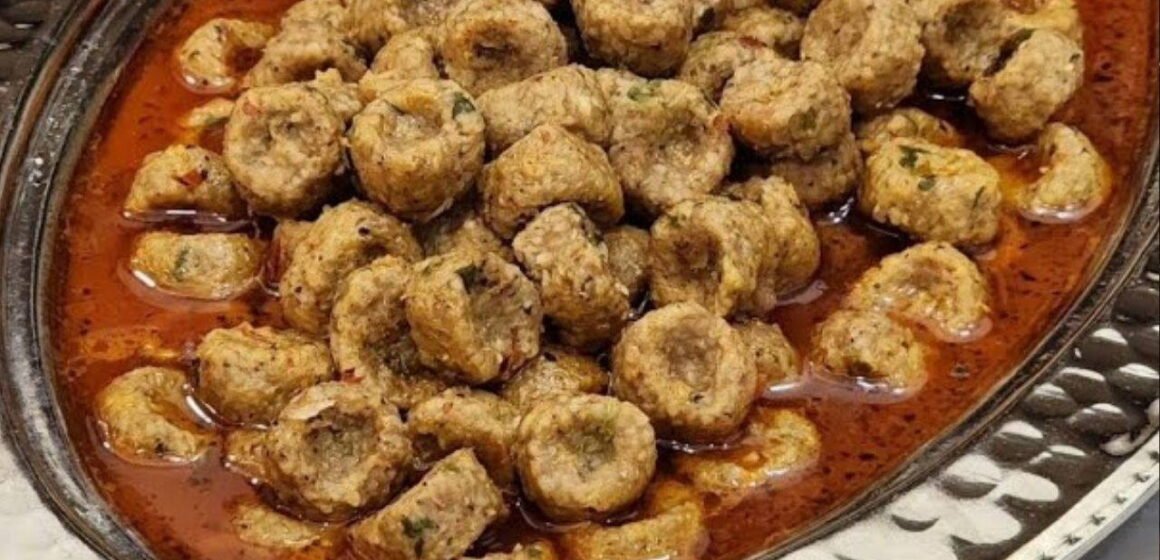 Doğu Anadolu mutfağının asırlık lezzeti Harput köftesi, salçalı sos ve nohutla servis edilir. Tencerede salçalı sos içinde pabuç şeklinde Harput köftesi