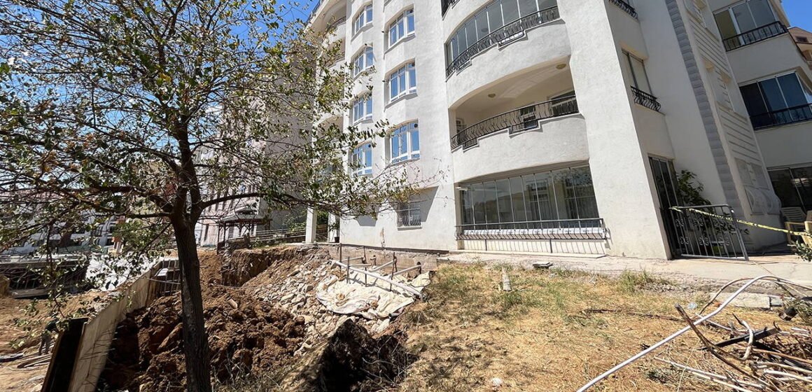 Tunceli'de zemini kayan binada inceleme tamamlandı: Evlere dönüşe izin verildi Tunceli Atatürk Mahallesi'nde tedbiren tahliye edilen bina