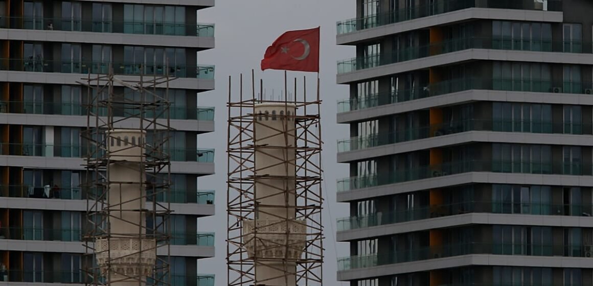 Türkiye'de ev sahipliği oranını gösteren konut binası görseli