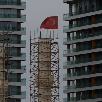 Türkiye, ev sahipliği oranında Avrupa sıralamasında alt sıralarda yer aldı. Türkiye'de ev sahipliği oranını gösteren konut binası görseli
