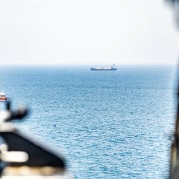 Hürmüz Boğazı'ndaki tanker trafiği, küresel petrol sevkiyatının kritik kavşak noktası olarak gösteriliyor. Umman açıklarında Hürmüz Boğazı'ndan geçen bir tanker vuruldu - genel görünüm