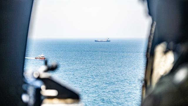 Hürmüz Boğazı'ndaki tanker trafiği, küresel petrol sevkiyatının kritik kavşak noktası olarak gösteriliyor. Umman açıklarında Hürmüz Boğazı'ndan geçen bir tanker vuruldu - genel görünüm