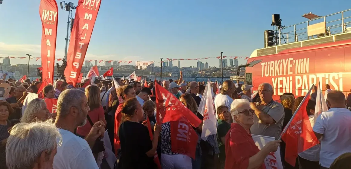 Üsküdar İskele Meydanı'nda miting saatini bekleyen yurttaşlar Üsküdar İskele Meydanı'nda bayrak ve flamalarla toplanan yurttaşlar