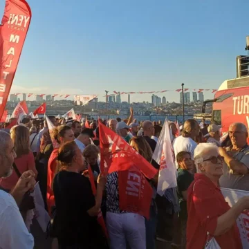 Üsküdar İskele Meydanı'nda miting saatini bekleyen yurttaşlar Üsküdar İskele Meydanı'nda bayrak ve flamalarla toplanan yurttaşlar