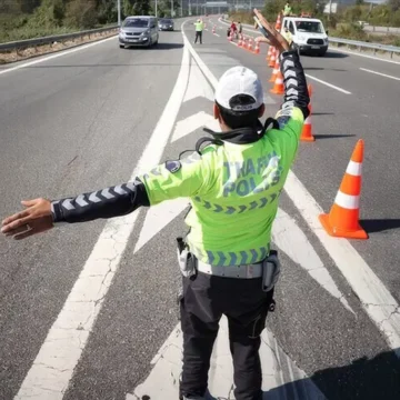 Üsküdar'da yarın bazı yollar trafiğe kapatılacak; sürücüler alternatif güzergahlara yönlendirilecek. Üsküdar'da yol kapatma uygulaması için hazırlanan trafik yönlendirmesi