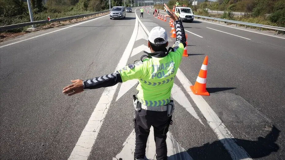 Üsküdar'da yarın bazı yollar trafiğe kapatılacak; sürücüler alternatif güzergahlara yönlendirilecek. Üsküdar'da yol kapatma uygulaması için hazırlanan trafik yönlendirmesi