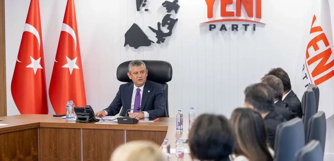 YENİ Parti kurmayları, isim değişikliği sürecine ilişkin yol haritasını paylaştı. YENİ Parti kurmaylarının basın açıklaması karesi