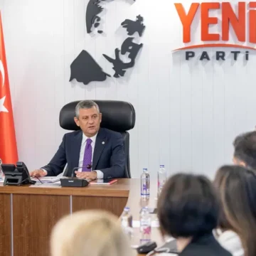 YENİ Parti kurmayları, isim değişikliği sürecine ilişkin yol haritasını paylaştı. YENİ Parti kurmaylarının basın açıklaması karesi