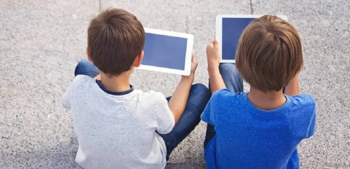 Yatmadan önce kitap okuyan anne ve çocuk, loş ışıkta uyku rutini